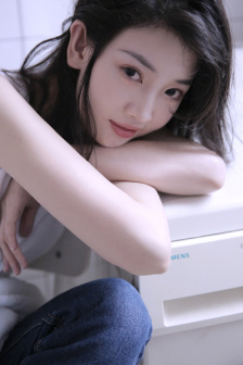 丰满少妇张开大白腿摄影图片
